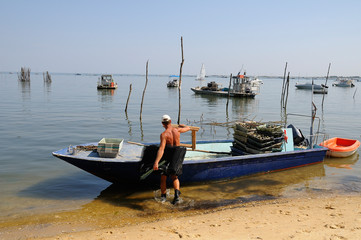chaland à huitres dans le bassin d'arcachon
