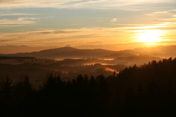 Sonnenuntergang und Nebel