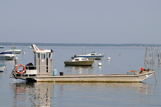chaland &agrave; huitres dans le bassin d'arcachon