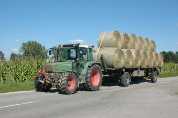 Traktor bei der Heuernte