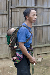 Vater mit Baby in Laos