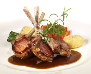 Lammrücken Steaks mit Sauce und Gnocchi