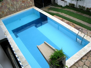 Piscine bleue.