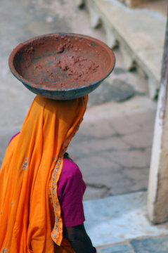 Mujer hindú con vasija de barro