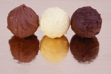 reflets de chocolats blanc, lait, et noir