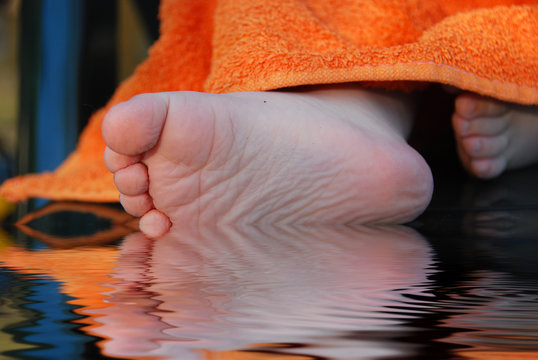 Reflet de pieds dans l'eau