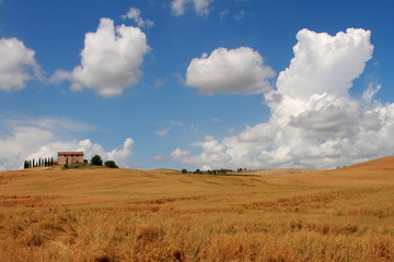 Wolkenhimmel über Sommer Landschaft Toskana, Italien