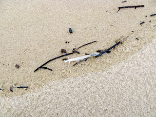 Seringue jetée sur la plage.