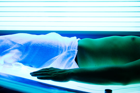 Mann im Solarium