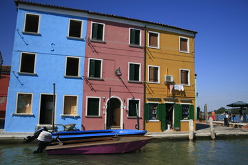 Fototapeta na wymiar immeubles colorés de Burano en Italie