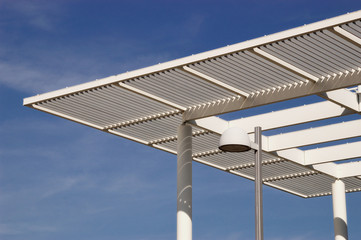 weiße Überdachung eines Platzes