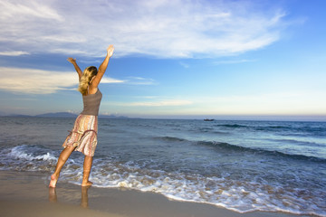Fototapeta na wymiar Young woman enjoy the ocean.