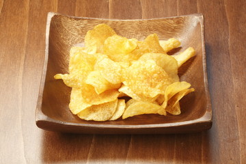 Kartoffel Chips in einer Holzschale