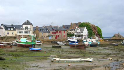 petit port breton à marée basse
