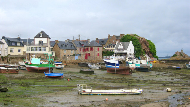 petit port breton &agrave; mar&eacute;e basse