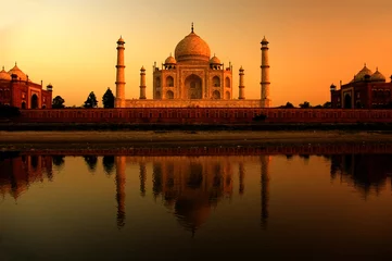 Foto op Plexiglas India Taj Mahal in India tijdens een prachtige zonsondergang