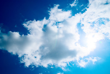 Fototapeta na wymiar białe chmury i błękitne niebo