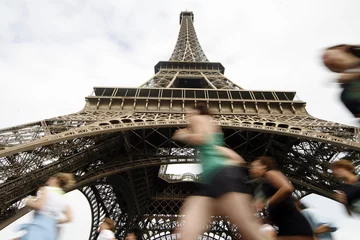 Wandaufkleber Courir Tour Eiffel Paris © fovivafoto