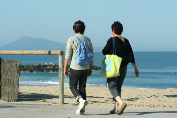 couple de femmes en train de marcher en bord de mer © bacalao