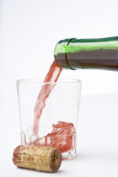botella, vaso y corcho