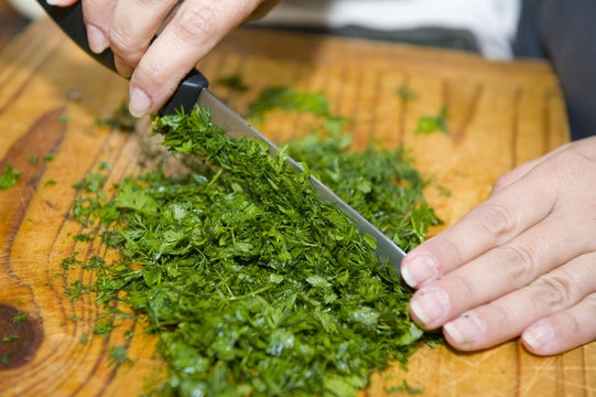 A mixture of freshly cut dill and chevril