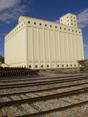 Vias del tren y silo de cereal