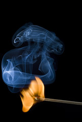 Z&uuml;ndendes Streichholz mit blauem Rauch