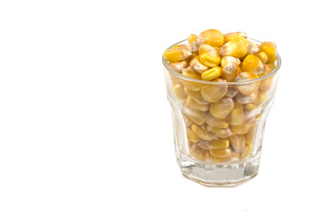 bicchierino contenente chicchi di mais