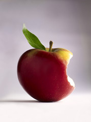 Angebissener Apfel