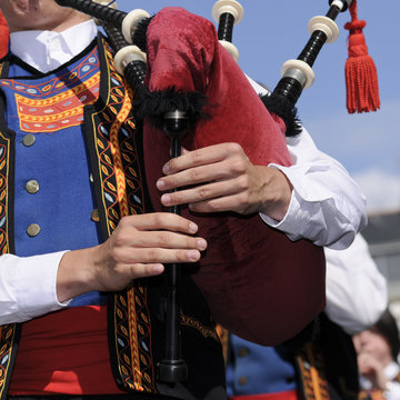 d&eacute;fil&eacute; festival des filets bleus &agrave; Concarneau en Bretagne