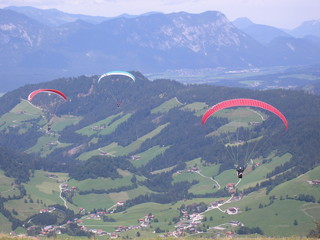 drei Paragleiter in wildschönau tirol österreich