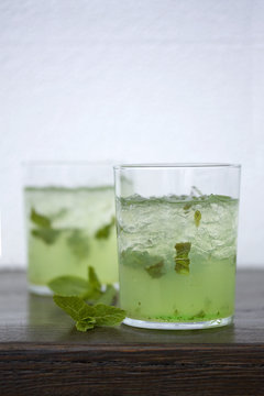 bicchieri di cocktail mojito rhum lime e acqua