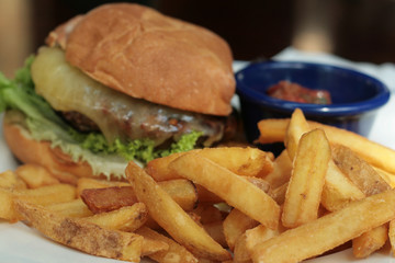 patatine fritte e cheese-burger