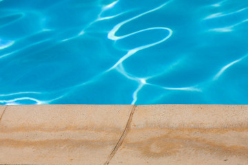 bord de piscine avec margelles