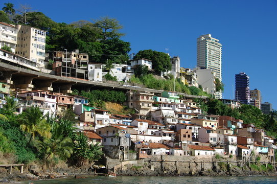 Maisons sur la colline plongeant dans la mer, Bahia, Brésil