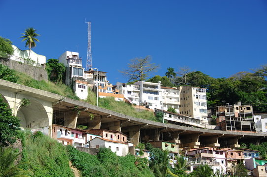 Maisons et route sur la colline, Bahia, Brésil.