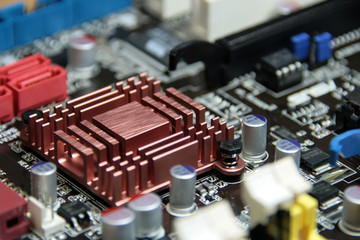 Fototapeta na wymiar CZamknij-up zdjęcie płyty głównej komputera z grzejnikiem