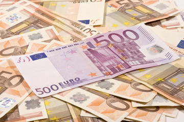 banconota da 500 euro tra banconote da 50 euro