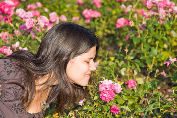 Naklejka premium Young woman enjoying a day in the park.