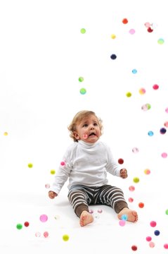 baby mit bunten B&auml;llen
