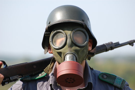 German soldier in gas mask . WW2 reenacting Stock 写真 | Adobe Stock