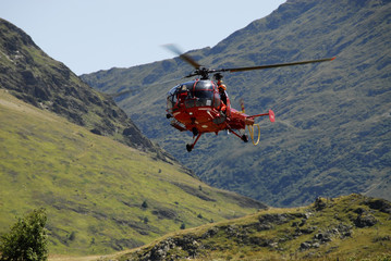 Obraz premium Hélico et montagne