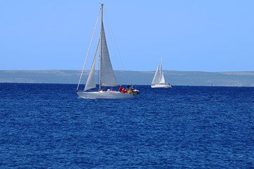 Obraz premium Biały żagiel na nieskończonym oceanie