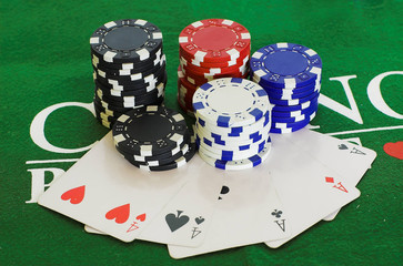 Pokerchips mit Full House auf grünem Tisch