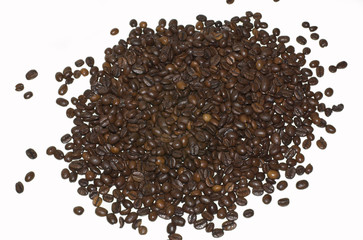 Kaffebohnen vor weißem Hintergrund