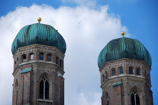 München, Frauenkirche, Kirchturmspitzen vor weiß-blauem Himmel