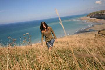 femme marche littoral