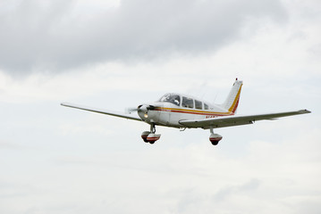 Fototapeta na wymiar Mały prywatny samolot latający w powietrzu