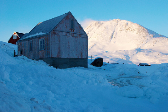 Inuit village with katabatic wind on mountains