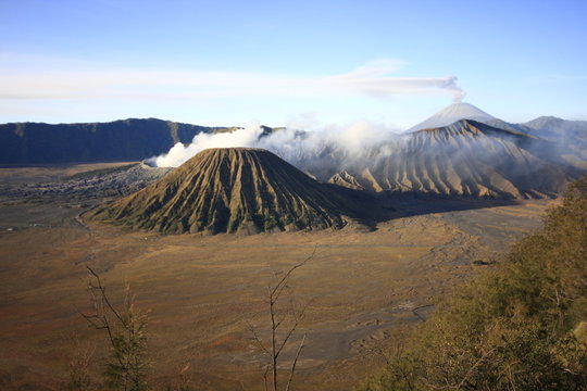 volcans mont Bromo fumant java indon&eacute;sie